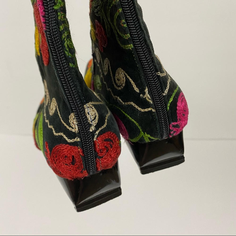 Edoche • Embroidered Boots - Picture 6 of 8